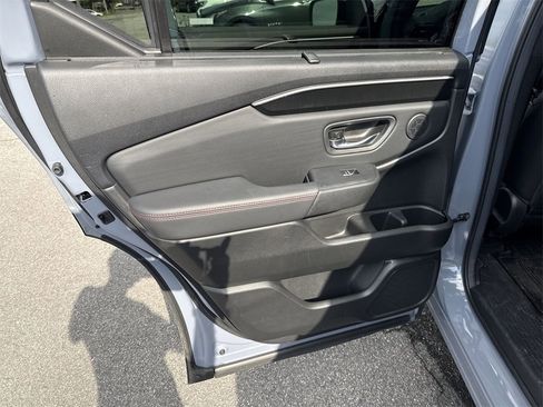 Used 2025 Honda Pilot Black Edition image 25