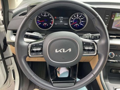 Used 2024 Kia Carnival LX FWD image 20