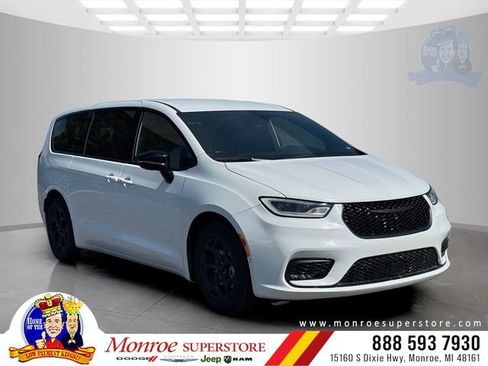 Certified 2024 Chrysler Pacifica Limited FWD image 1
