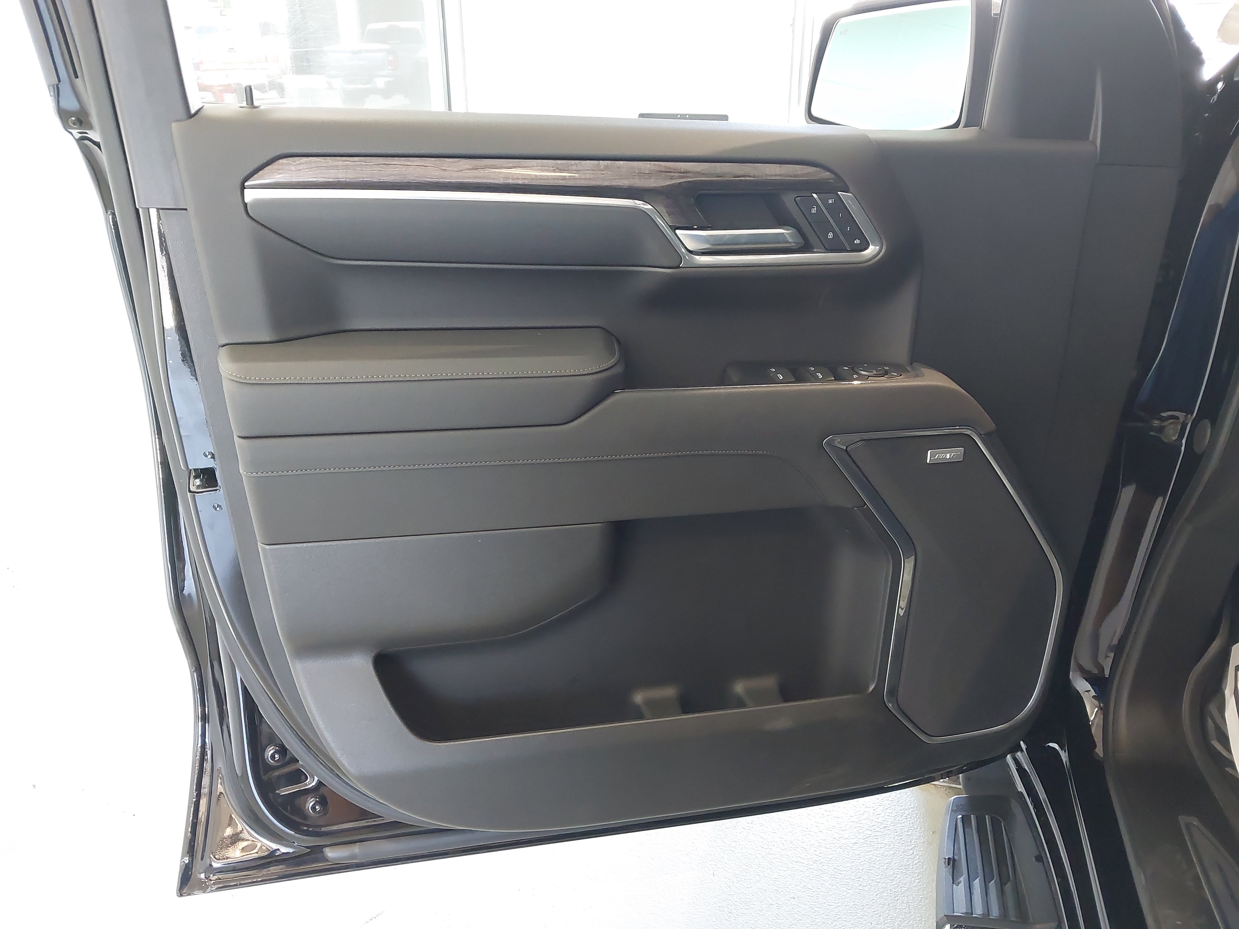 Used 2025 Chevrolet Silverado 1500 LTZ AWD/4WD image 25