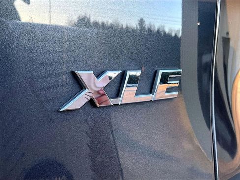 Used 2021 Toyota RAV4 XLE w/ Convenience Package image 24