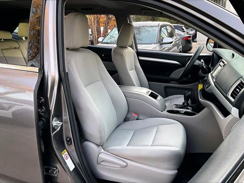 Used 2017 Toyota Highlander LE image 9
