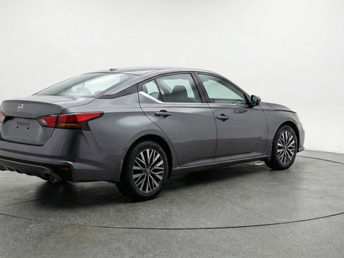 Used 2025 Nissan Altima 2.5 SV image 9