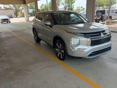Used 2025 Mitsubishi Outlander AWD image 6