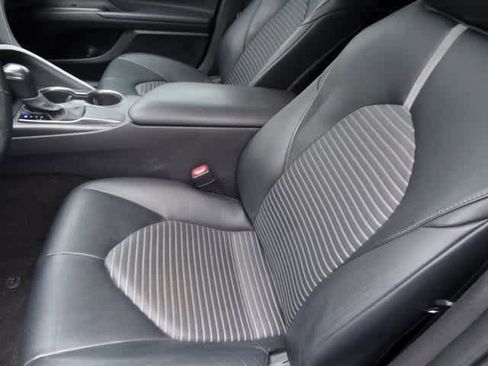 Used 2021 Toyota Camry SE image 6