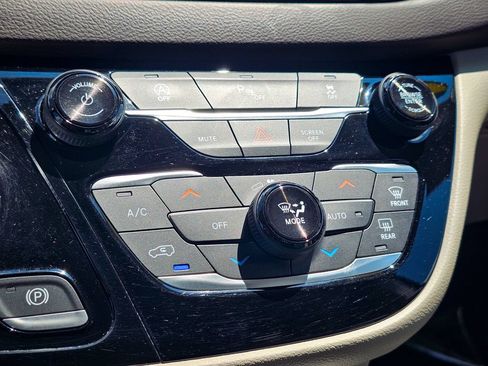 Used 2020 Chrysler Pacifica Touring-L Plus FWD image 26