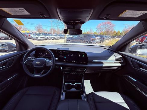 Used 2025 Chevrolet Traverse LT image 32