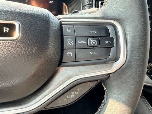 Used 2025 Jeep Wagoneer L Series II AWD/4WD image 8