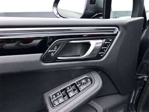 Used 2025 Porsche Macan image 15