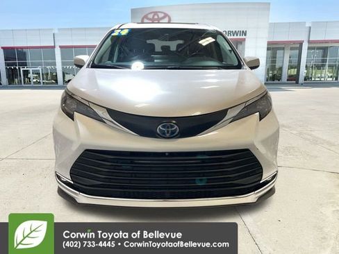 Used 2024 Toyota Sienna XLE image 3