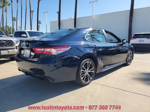 Certified 2018 Toyota Camry SE image 4