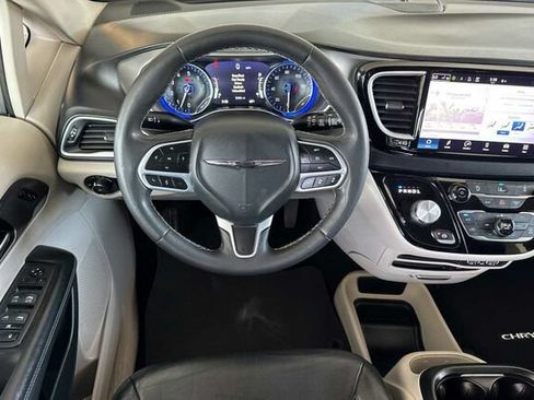 Used 2022 Chrysler Pacifica Touring-L FWD image 11