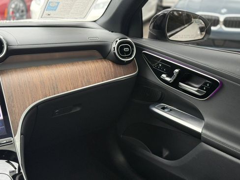 Used 2024 Mercedes-Benz GLC 300 4MATIC image 23