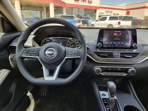 Used 2025 Nissan Altima 2.5 SV FWD image 11