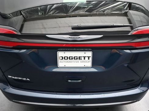 Used 2022 Chrysler Pacifica Touring-L image 16