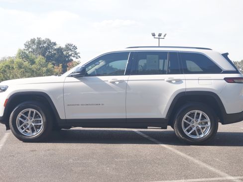 Used 2023 Jeep Grand Cherokee Laredo w/ Luxury Tech Group I image 6