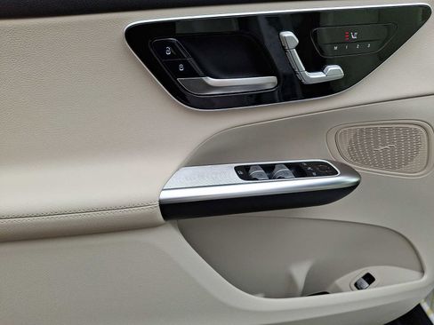 Used 2025 Mercedes-Benz GLC 300 4MATIC image 9