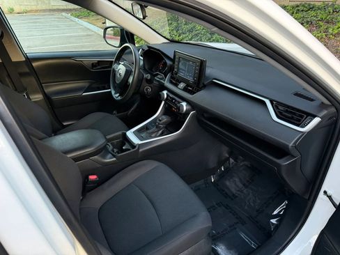 Used 2021 Toyota RAV4 LE image 39