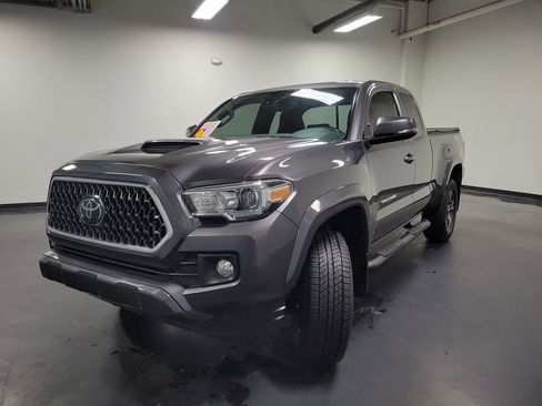 Used 2019 Toyota Tacoma TRD Sport image 4