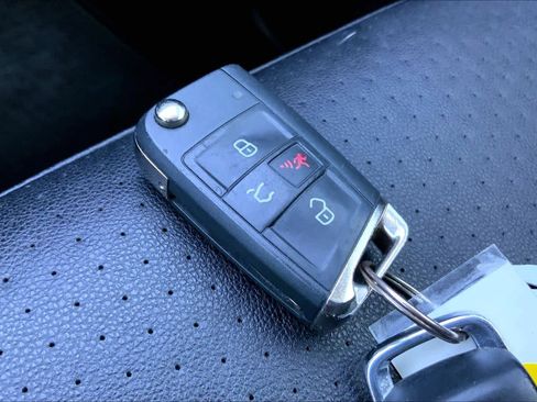 Used 2021 Volkswagen Tiguan SE image 14