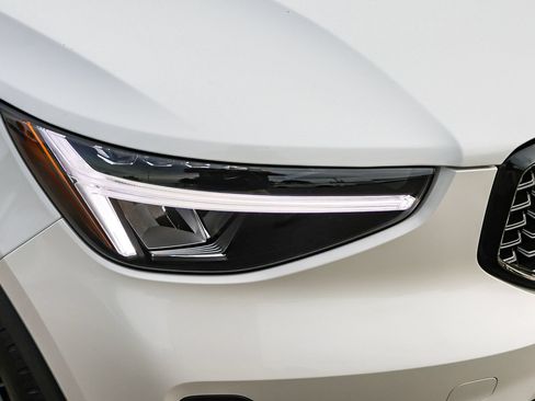New 2026 Volvo XC40 B5 Core w/ Climate Package AWD/4WD image 15