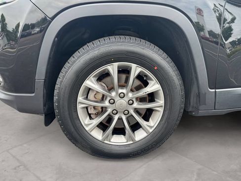 Used 2020 Jeep Cherokee Latitude Plus w/ Cold Weather Group AWD/4WD image 14