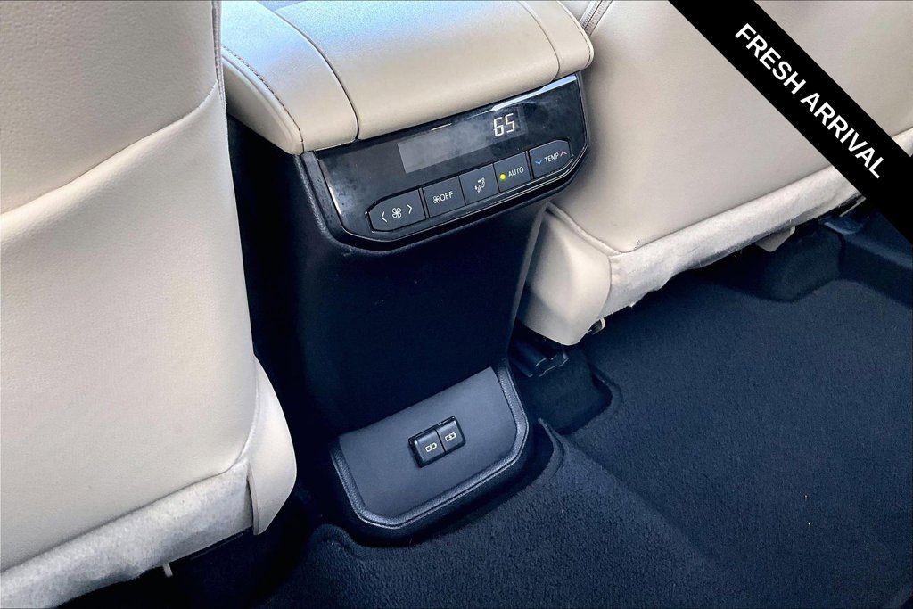 Used 2024 Toyota Highlander XLE AWD/4WD image 12