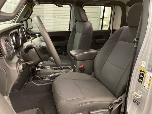 Certified 2023 Jeep Gladiator Sport AWD/4WD image 20