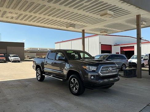 Used 2017 Toyota Tacoma TRD Sport w/ Premium & Technology Package RWD image 3