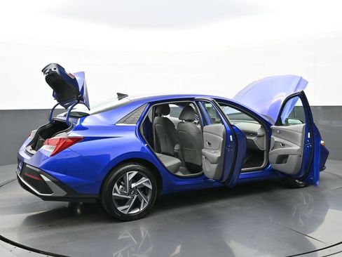 Certified 2025 Hyundai Elantra SEL image 47