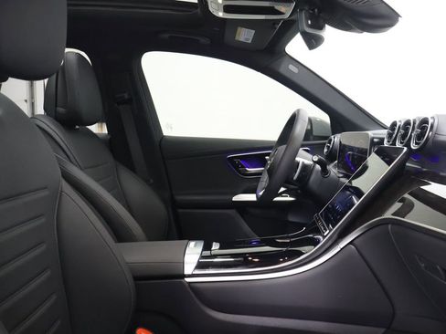 Used 2025 Mercedes-Benz GLC 300 4MATIC image 21