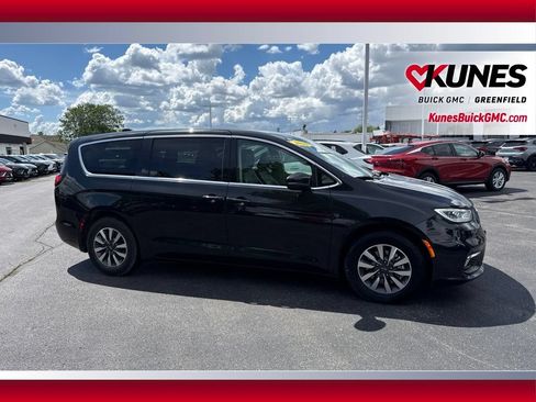 Used 2023 Chrysler Pacifica Touring-L FWD image 4