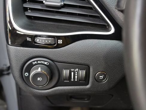 Used 2022 Jeep Cherokee Latitude Lux w/ Sun & Sound Group AWD/4WD image 13