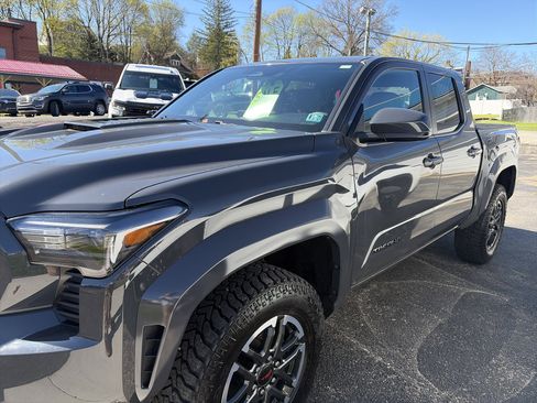 Used 2025 Toyota Tacoma TRD Sport image 1