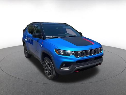 Used 2025 Jeep Compass Trailhawk AWD/4WD image 3