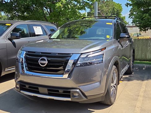 Used 2022 Nissan Pathfinder Platinum w/ Cargo Package AWD/4WD image 2