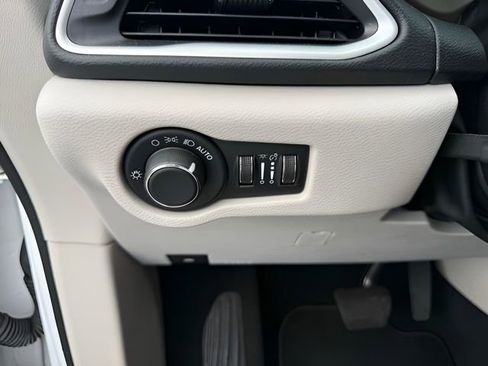 Used 2022 Chrysler Voyager LX FWD image 32
