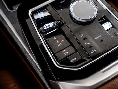 Used 2023 BMW 760i xDrive w/ Executive Package image 25