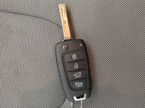 Used 2024 Hyundai Elantra SE image 32