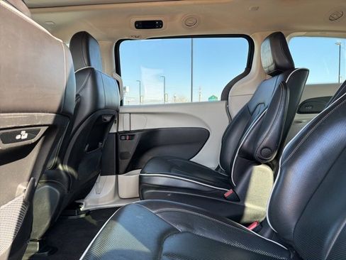 Used 2023 Chrysler Pacifica Limited image 19