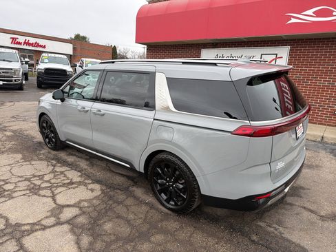 Used 2024 Kia Carnival SX Prestige image 3