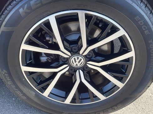 Used 2021 Volkswagen Tiguan SE w/ Panoramic Sunroof Package image 32