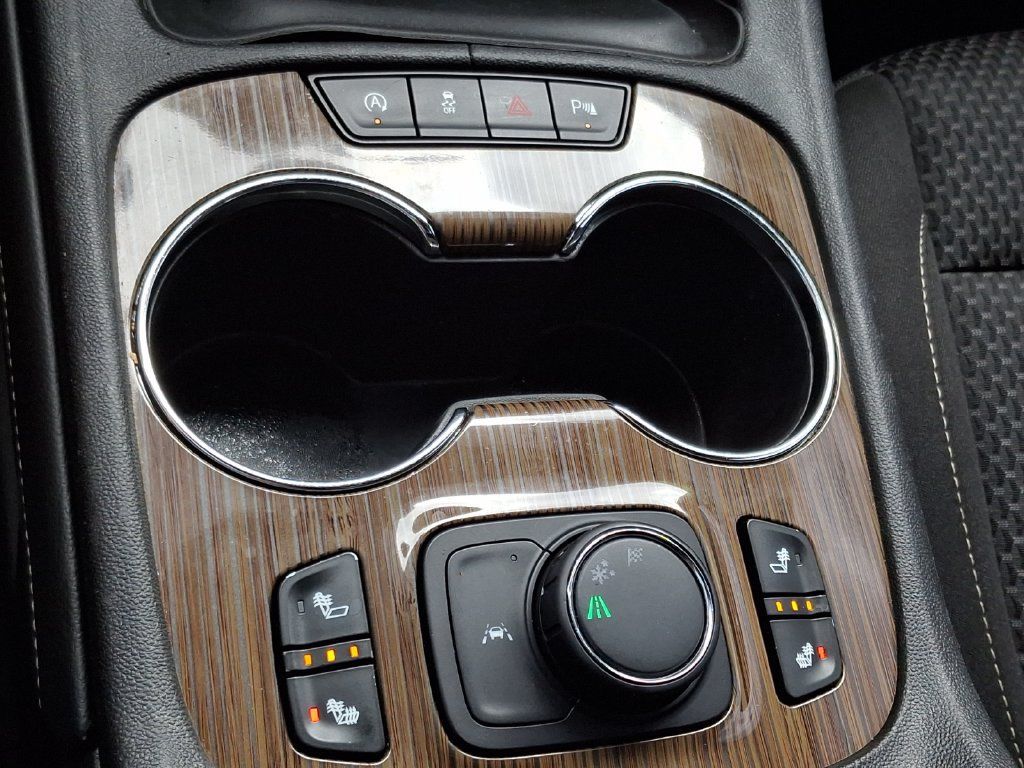 Used 2022 GMC Acadia SLE w/ Driver Convenience Package FWD image 26