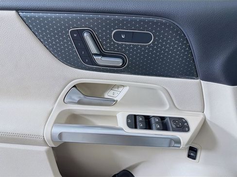 Used 2024 Mercedes-Benz GLB 250 4MATIC image 17