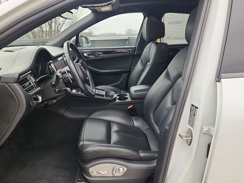 Certified 2023 Porsche Macan Turbo image 5