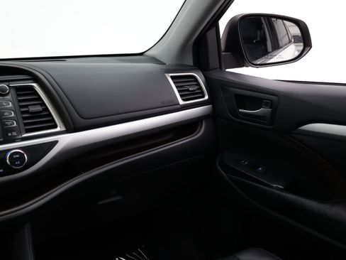 Used 2019 Toyota Highlander XLE AWD/4WD image 37