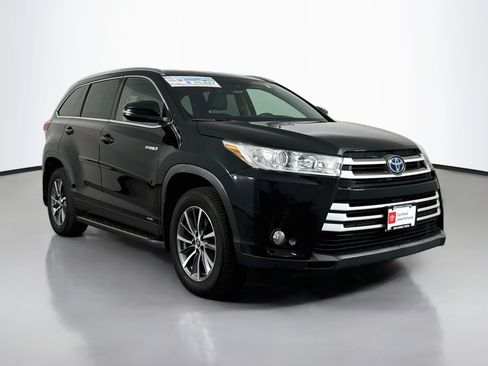 Certified 2019 Toyota Highlander XLE AWD/4WD image 1