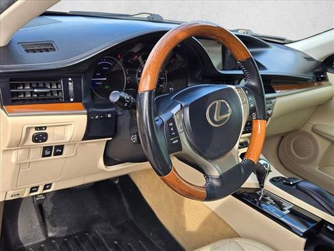 Used 2015 Lexus ES 300h image 9
