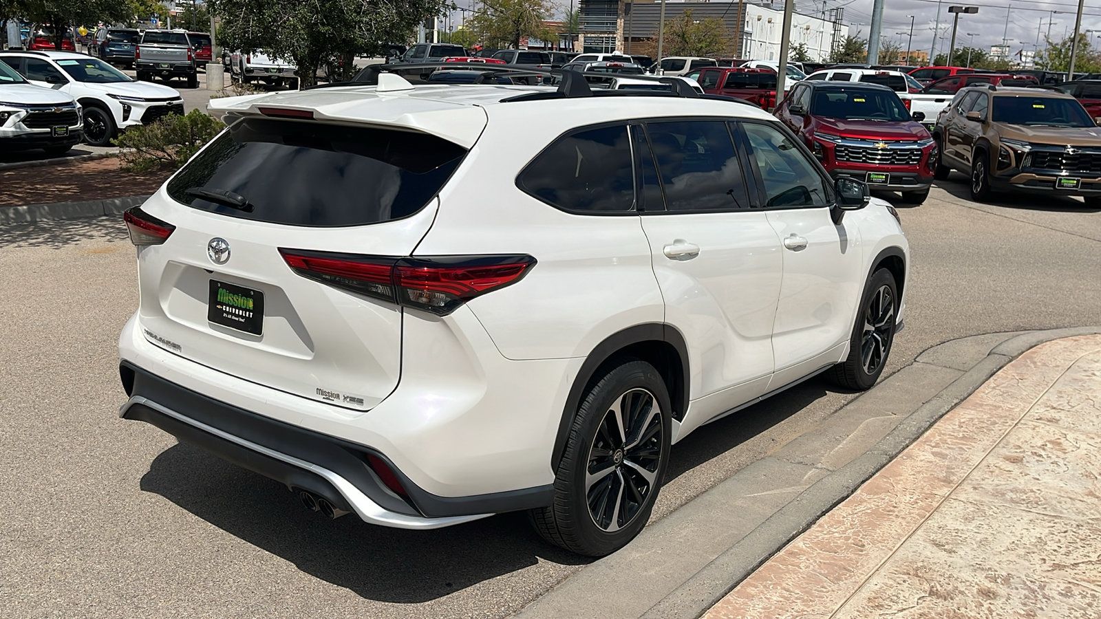 Used 2021 Toyota Highlander XSE FWD image 8