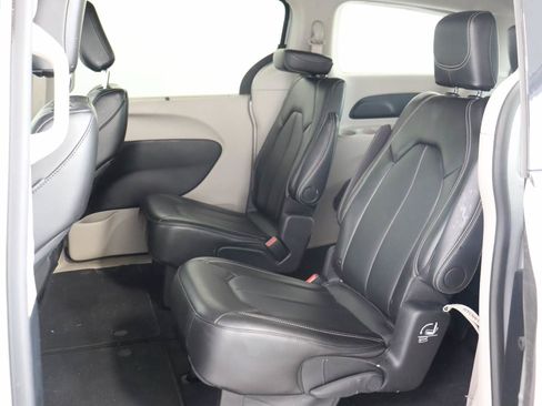 Used 2024 Chrysler Pacifica Touring-L FWD image 15